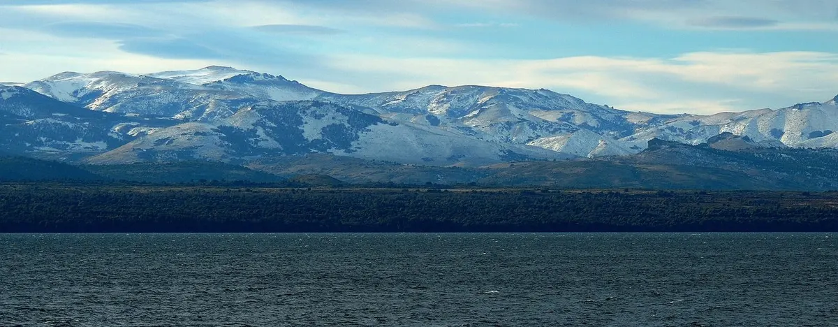 Lago Nahuel Huapi com montanhas ao fundo em Bariloche